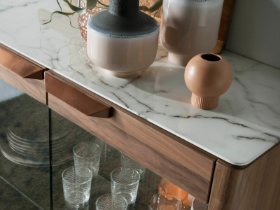 Vitrina en nogal con tapa de cristal imitación mármol porcelánico - DINA Vitrina en nogal con tapa de cristal imitación mármol porcelánico - DINA