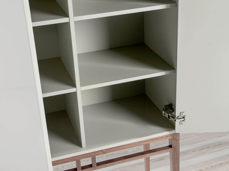 Vitrine aveugle / meuble bar laqué avec piètement en noyer - ARAN