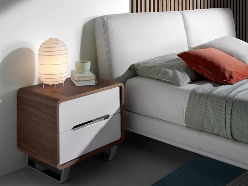 Table de nuit en noyer, façades de tiroirs laquées et pieds en acier inoxydable - AGOSTINA