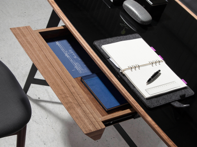 Bureau avec piètement en inox et plateau en verre et noyer - LÉA