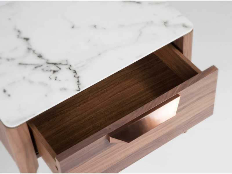 Mesita de noche en nogal con tapa de cristal imitación mármol porcelánico - DINA