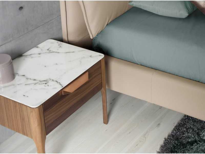 Table de chevet en noyer avec plateau en verre porcelaine imitation marbre - DINA