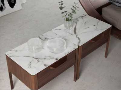 Mesita de noche en nogal con tapa de cristal imitación mármol porcelánico - DINA Mesita de noche en nogal con tapa de cristal imitación mármol porcelánico - DINA