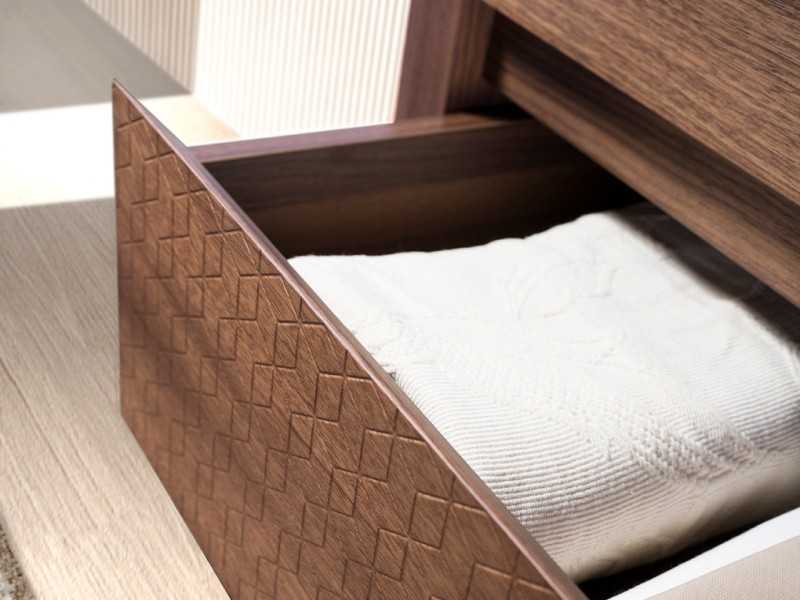 Buffet haut / vitrine aveugle en noyer avec pieds en inox - SYMI