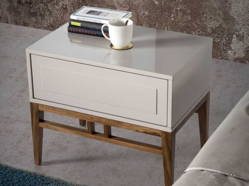 Lacquered bedside table with walnut base - COSIMA