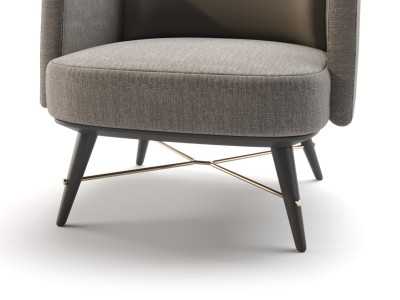 Sillón de diseño con brazos y base en madera - NAKAIR
