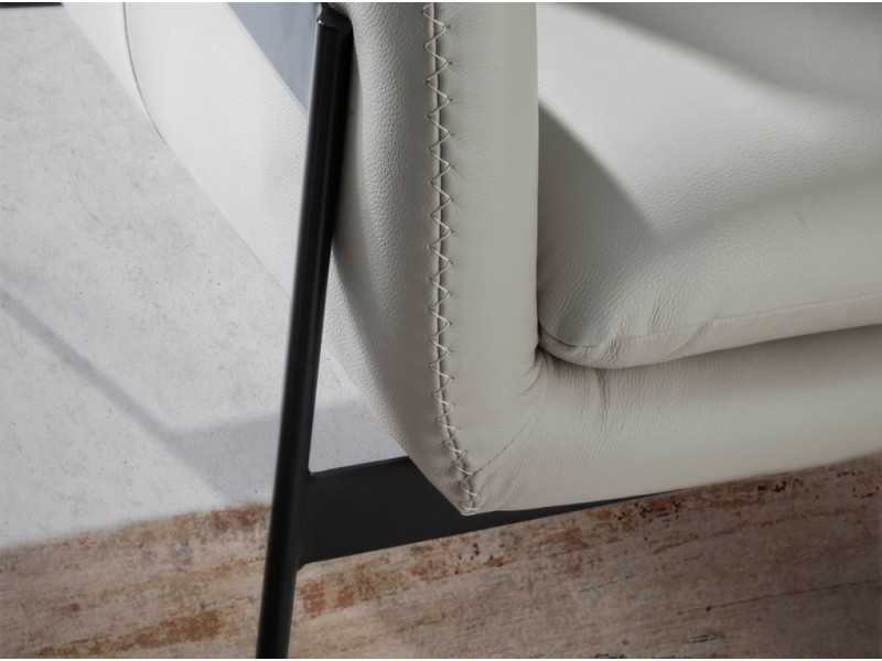 Sillón tapizado en piel genuina y estructura en acero epoxi negro - BASTIAN PERLA