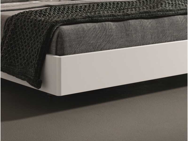 Cama de diseño moderno lacada con plafones en marquetería de nogal americano y base de cama volada y lacada - LUMIÈRE