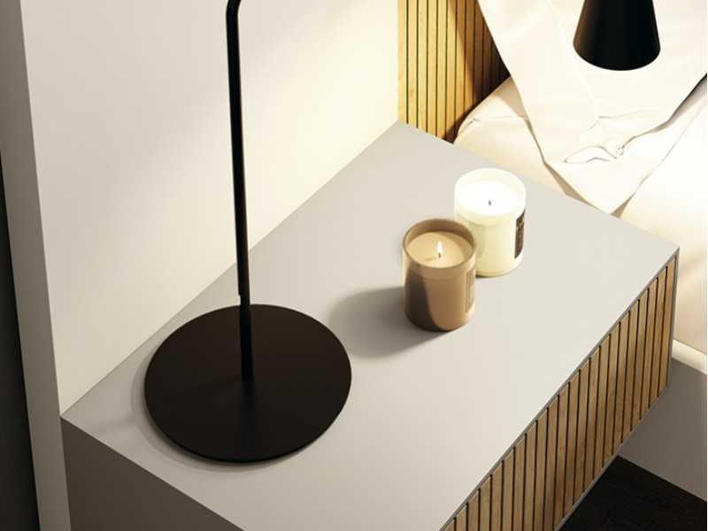 Cabecero de diseño moderno lacado con frontal en roble alistonado y mesitas de 1 cajón - REINE