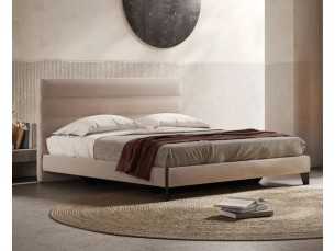 Cama completa tapizada de diseño con patas en madera - GEORGINNA