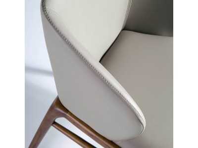 Chaise tapisée de cuir synthétique et structure en bois massif - NAVONA