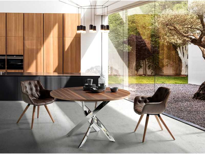 Silla tapizada en capitoné con botones y patas en madera maciza - INGRID