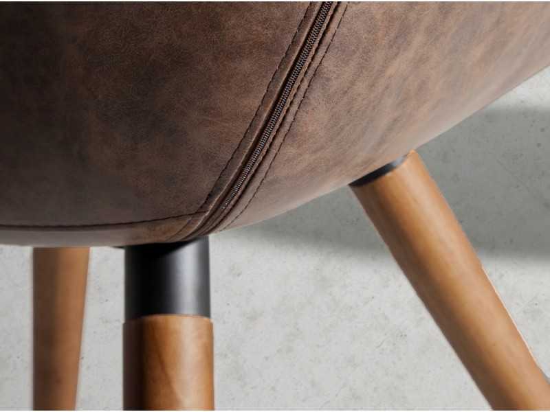 Chaise capitonnée tapisée avec boutons et pieds en bois massif - INGRID