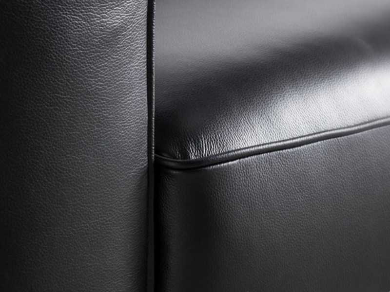 Sillón vintage tapizado en piel genuina color negro - DERBY