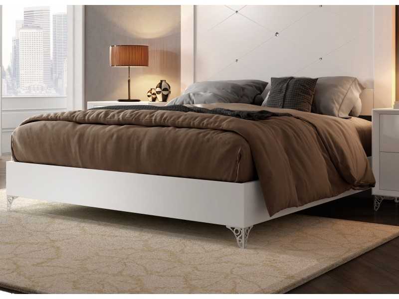 Cama lacada con bancada y cabecero con detalles de cristales de Swarovski - AMANI