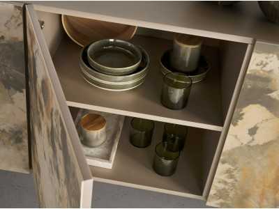 Aparador lacado con puertas de mármol porcelánico y patas en acero - AMAYA Aparador lacado con puertas de mármol porcelánico y patas en acero - AMAYA