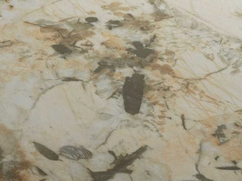 Table basse avec plateau en marbre porcelaine et pieds en acier laqué - AMAYA