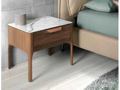 Mesita de noche en nogal con tapa de cristal imitación mármol porcelánico - DINA Mesita de noche en nogal con tapa de cristal imitación mármol porcelánico - DINA
