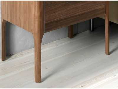 Mesita de noche en nogal con tapa de cristal imitación mármol porcelánico - DINA Mesita de noche en nogal con tapa de cristal imitación mármol porcelánico - DINA