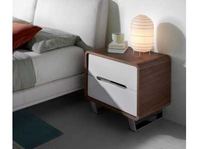 Table de nuit en noyer, façades de tiroirs laquées et pieds en acier inoxydable - AGOSTINA