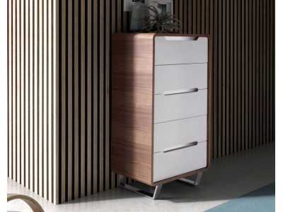 Chiffonnier en noyer, façades de tiroirs laquées et pieds en inox - AGOSTINA Chiffonnier en noyer, façades de tiroirs laquées et pieds en inox - AGOSTINA