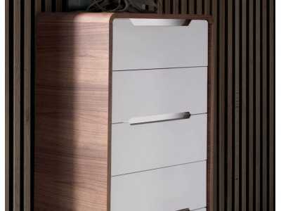 Chiffonnier en noyer, façades de tiroirs laquées et pieds en inox - AGOSTINA Chiffonnier en noyer, façades de tiroirs laquées et pieds en inox - AGOSTINA