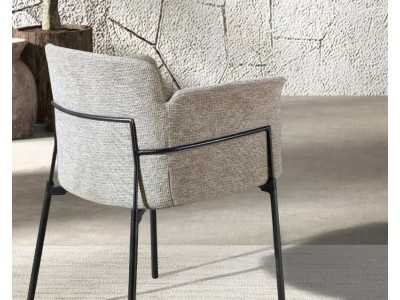 Fauteuil design tapissé avec structure en acier inoxydable - ANGÉLE