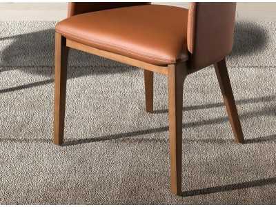 Chaise design tapissée en cuir synthétique marron - ZARA