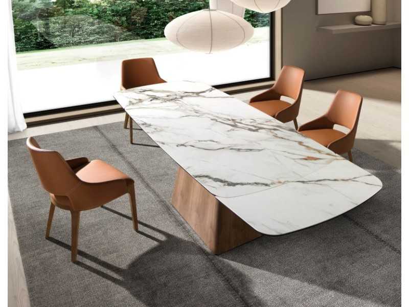 Silla de diseño tapizada en piel sintética marrón - ZARA