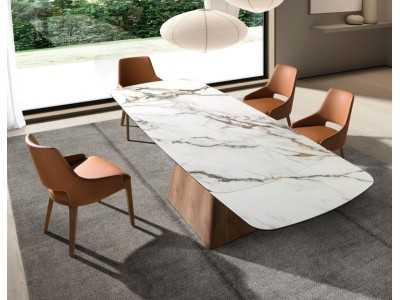Silla de diseño tapizada en piel sintética marrón - ZARA