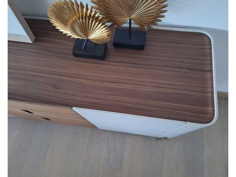 Cómoda de diseño en madera de nogal ,lacado y detalles en acero - AINI