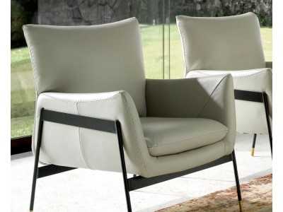 Sillón tapizado en piel genuina y estructura en acero epoxi negro - BASTIAN PERLA