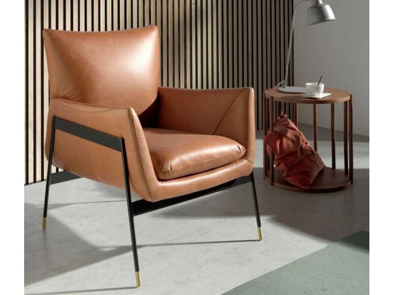 Fauteuil tapissé de cuir véritable et structure en acier époxy noir - BASTIAN MARRÓN