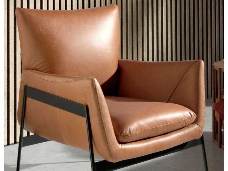 Fauteuil tapissé de cuir véritable et structure en acier époxy noir - BASTIAN MARRÓN