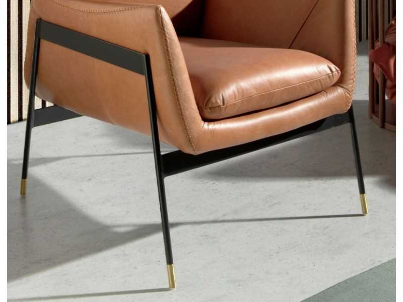 Fauteuil tapissé de cuir véritable et structure en acier époxy noir - BASTIAN MARRÓN