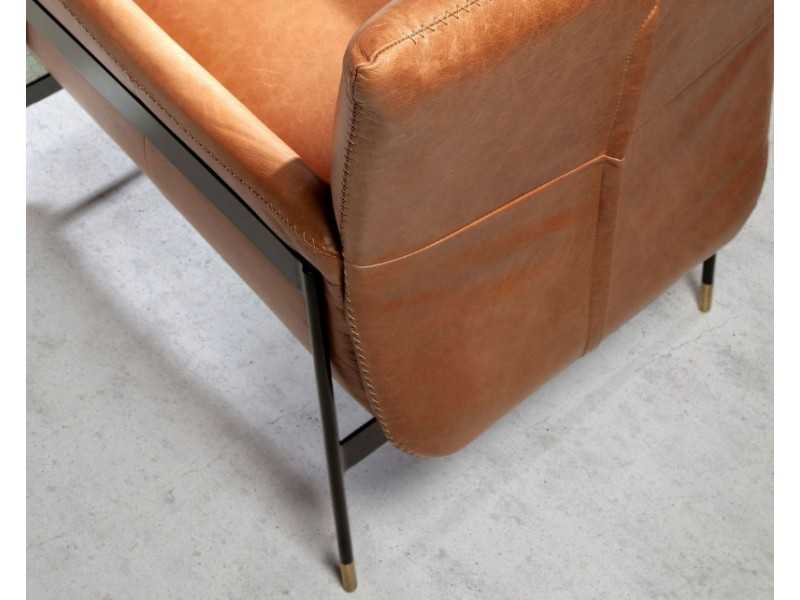 Fauteuil tapissé de cuir véritable et structure en acier époxy noir - BASTIAN MARRÓN