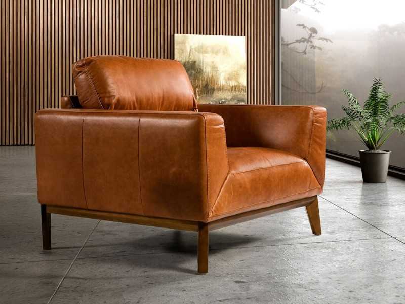 Sillón de diseño tapizado en piel genuina con base de madera - CLARA
