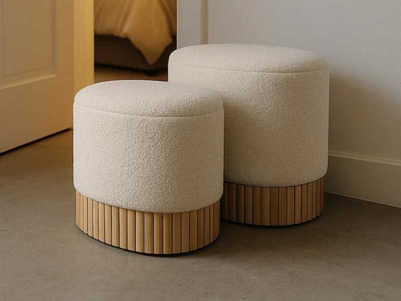 Conjunto de 2 pufs tapizados en tela con detalles de madera - ATRANI