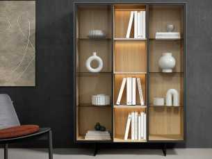 Display cabinet with two glass doors and central compartment - AGOSTINO