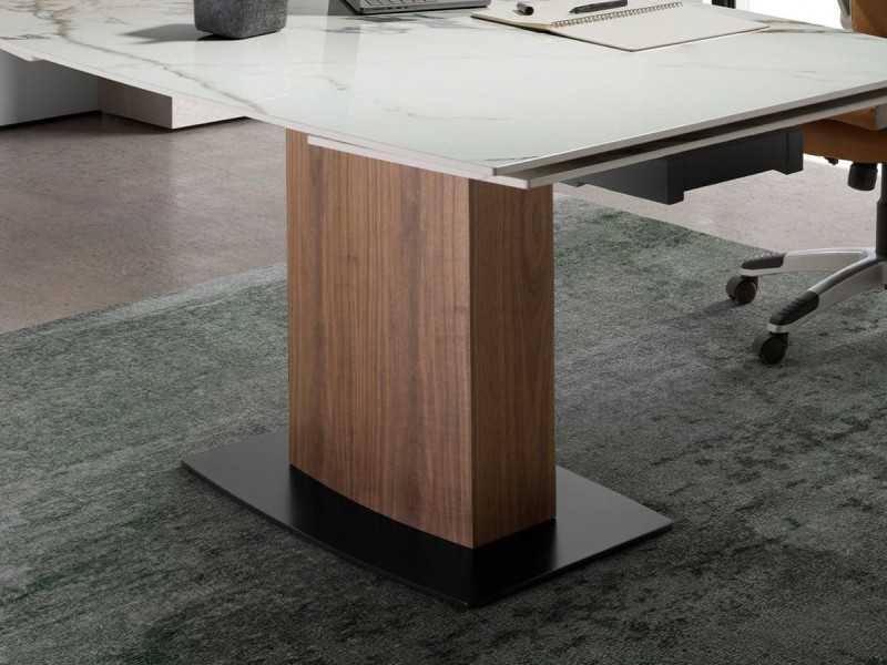 Mesa extensible con tapa porcelánico y columna base de nogal - SANNA