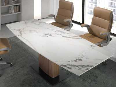 Mesa extensible con tapa porcelánico y columna base de nogal - SANNA